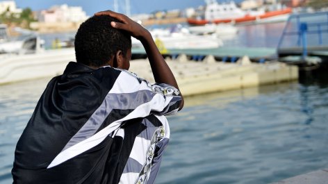 Αγναντεύοντας τη θάλασσα λίγες μέρες μετά το ναυάγιο στη Λαμπεντούσα, τον Οκτώβριο του 2013. Φωτογραφία: Tullio M. Puglia/Getty Images