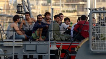 Μετανάστες φτάνουν στην πρωτεύουσα της Μάλτας με τη βοήθεια του λιμενικού σώματος της χώρας, μετά το ναυάγιο της βάρκας που τους μετέφερε, στις 30 Οκτωβρίου 2013. Στο ναυάγιο 30 άνθρωποι έχασαν τη ζωή τους. Φωτογραφία: AFP/Getty Images